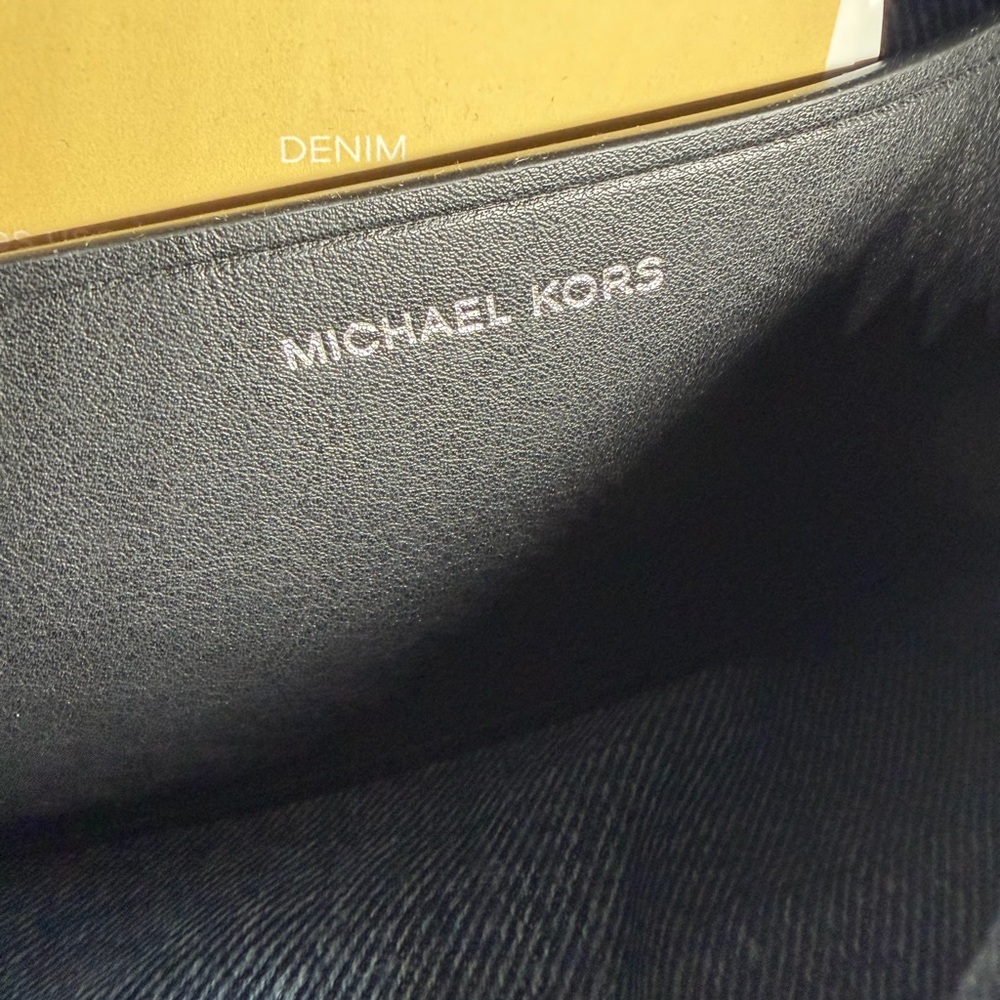 Michael Kors Dakota Medium Pocket Shoulder Bag - Picture 8 of 10